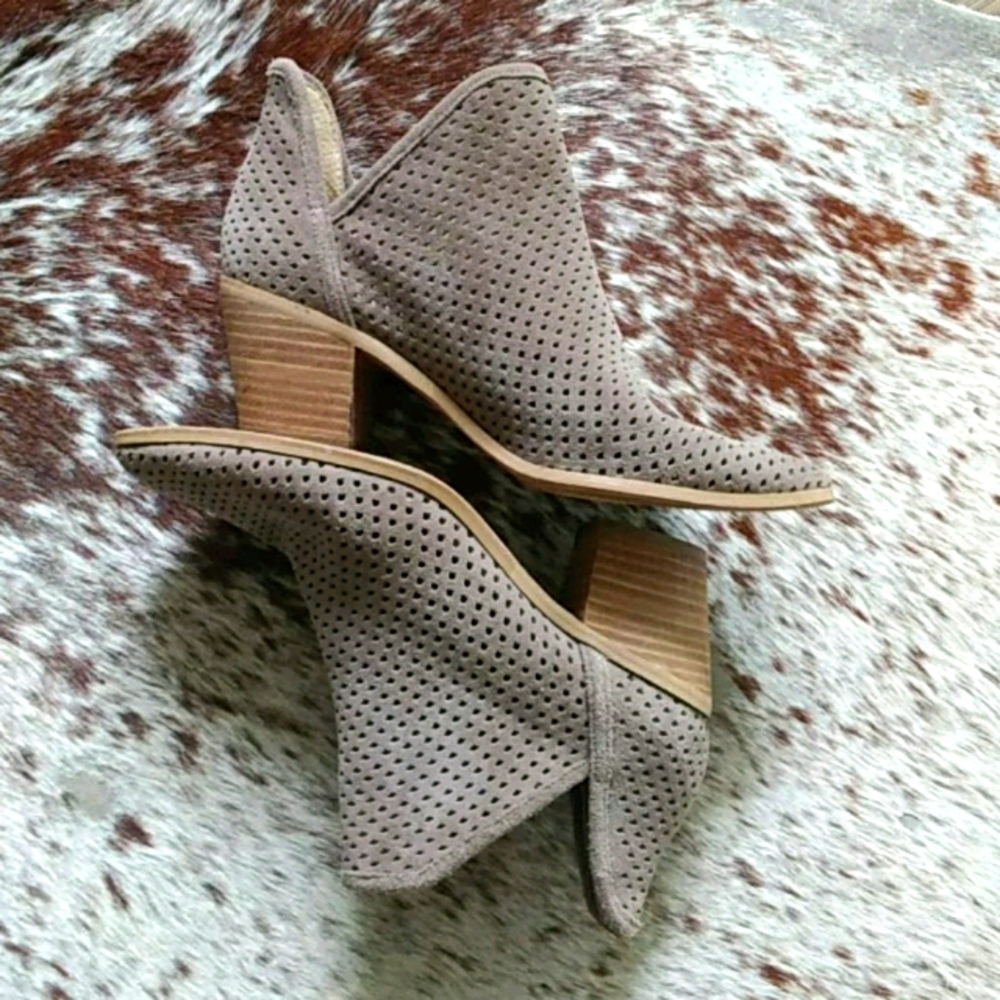 NWOT LUCKY BRAND SUEDE BOOTIE. SZ 7